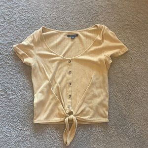 american eagle yellow flowy tee